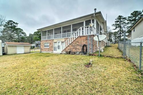 Lake Livingston Hideaway With Dock And Gas Grill!