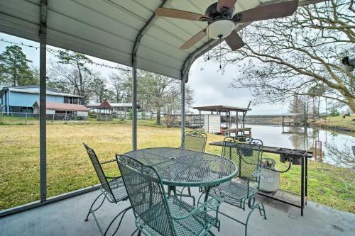Lake Livingston Hideaway With Dock And Gas Grill!