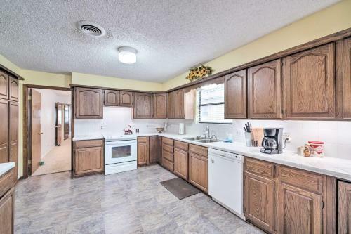 Lake Livingston Hideaway With Dock And Gas Grill!