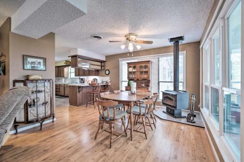 Lake Livingston Hideaway With Dock And Gas Grill!