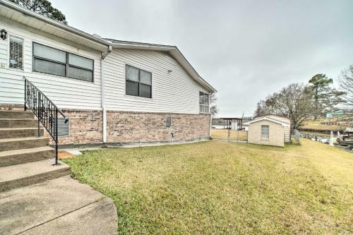 Lake Livingston Hideaway With Dock And Gas Grill!