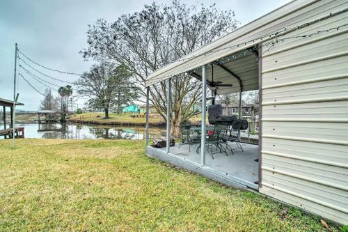 Lake Livingston Hideaway With Dock And Gas Grill!