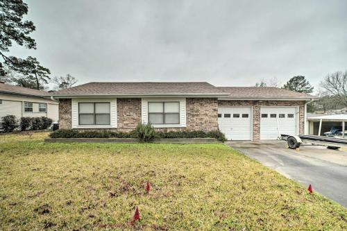 Lake Livingston Hideaway With Dock And Gas Grill!