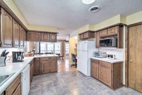 Lake Livingston Hideaway With Dock And Gas Grill!