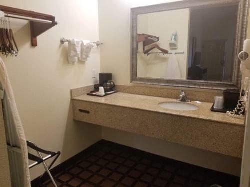 Hotel Executive Inn & Suites