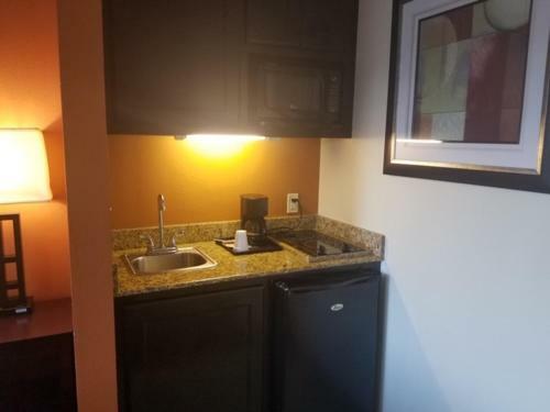 Hotel Executive Inn & Suites