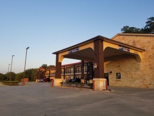 Hotel Executive Inn & Suites