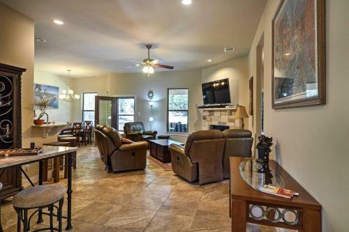 Charming Point Venture Retreat, Lake Travis Access