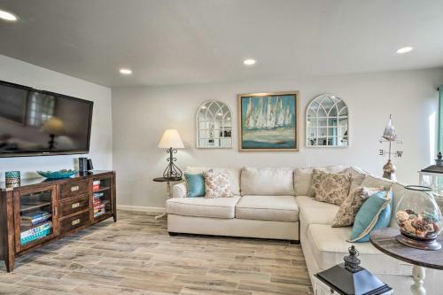 Lakefront Resort Living Pool, Golf, Tennis And More