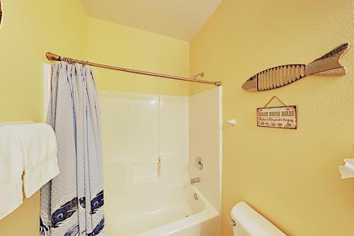 New Listing! Gulf-view Getaway With Balcony & Grill Home