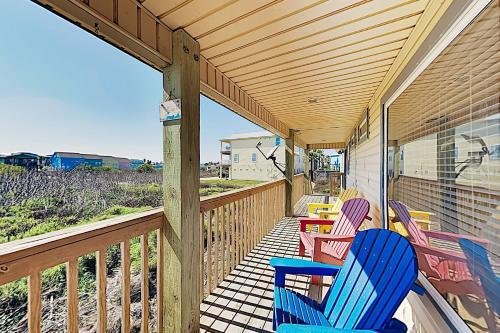 New Listing! Gulf-view Getaway With Balcony & Grill Home