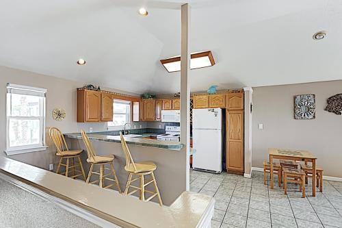 New Listing! Gulf-view Getaway With Balcony & Grill Home