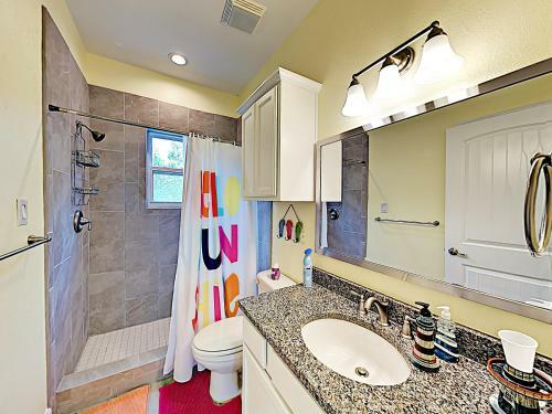 Apartamento New Listing! Updated Retreat: Pool, Walk To Beach Condo