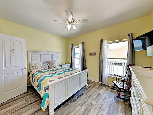 Apartamento New Listing! Updated Retreat: Pool, Walk To Beach Condo