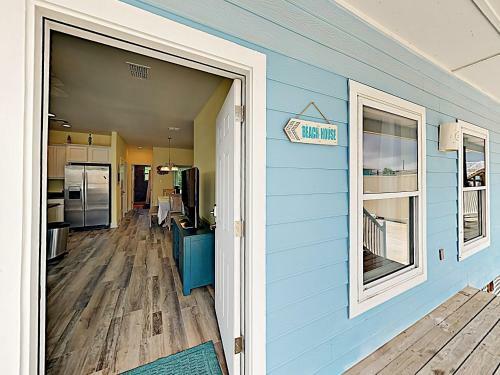 Apartamento New Listing! Updated Retreat: Pool, Walk To Beach Condo