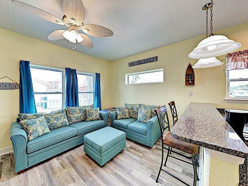 Apartamento New Listing! Updated Retreat: Pool, Walk To Beach Condo
