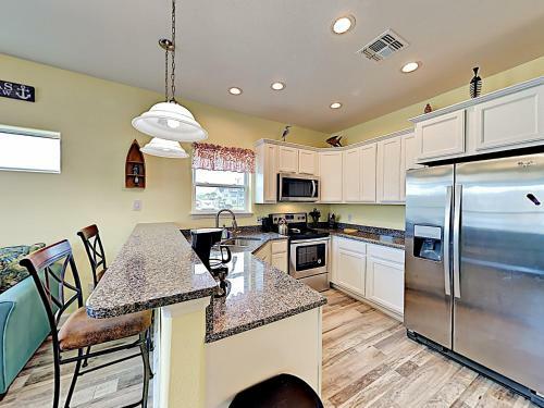 Apartamento New Listing! Updated Retreat: Pool, Walk To Beach Condo