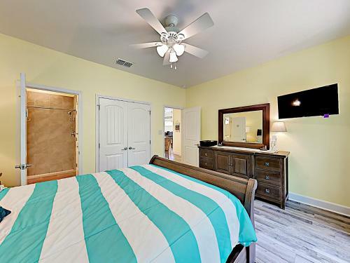 Apartamento New Listing! Updated Retreat: Pool, Walk To Beach Condo