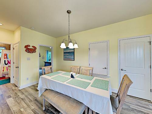 Apartamento New Listing! Updated Retreat: Pool, Walk To Beach Condo