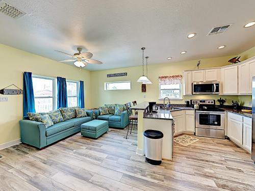 Apartamento New Listing! Updated Retreat: Pool, Walk To Beach Condo