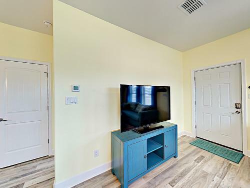 Apartamento New Listing! Updated Retreat: Pool, Walk To Beach Condo