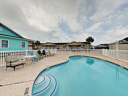 Apartamento New Listing! Updated Retreat: Pool, Walk To Beach Condo