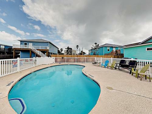 Apartamento New Listing! Updated Retreat: Pool, Walk To Beach Condo