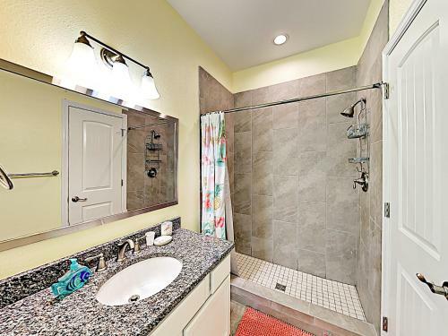Apartamento New Listing! Updated Retreat: Pool, Walk To Beach Condo