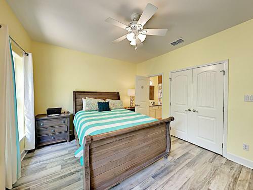 Apartamento New Listing! Updated Retreat: Pool, Walk To Beach Condo
