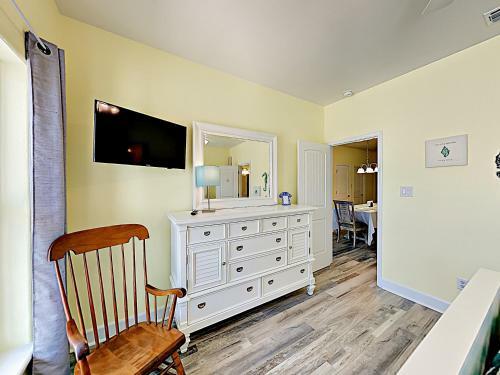 Apartamento New Listing! Updated Retreat: Pool, Walk To Beach Condo