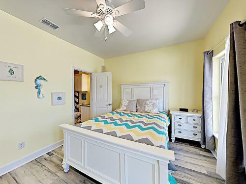 Apartamento New Listing! Updated Retreat: Pool, Walk To Beach Condo