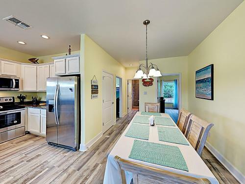 Apartamento New Listing! Updated Retreat: Pool, Walk To Beach Condo