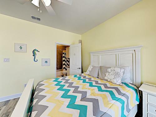 Apartamento New Listing! Updated Retreat: Pool, Walk To Beach Condo