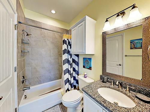 Apartamento New Listing! Updated Retreat: Pool, Walk To Beach Condo
