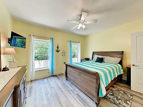 Apartamento New Listing! Updated Retreat: Pool, Walk To Beach Condo