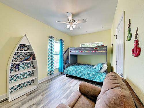 Apartamento New Listing! Updated Retreat: Pool, Walk To Beach Condo