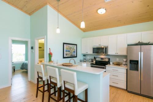2 Adjacent Homes - Walk To Beach, Shops & Dining Home
