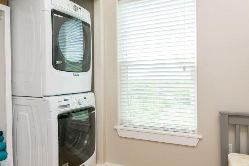 2 Adjacent Homes - Walk To Beach, Shops & Dining Home