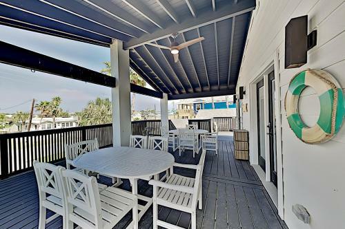Chic Port A Escape With Big Balcony - Walk To Beach! Home