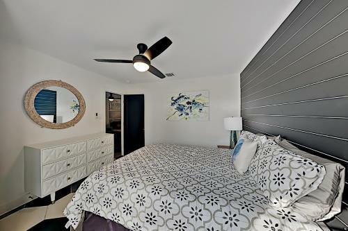 Chic Port A Escape With Big Balcony - Walk To Beach! Home