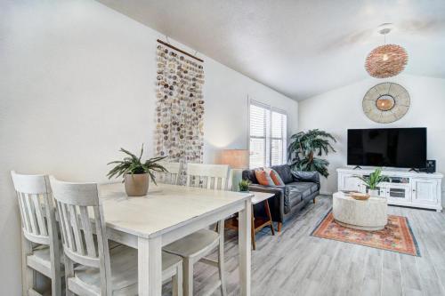 Chat N' Chill Lounge Ns801 Home