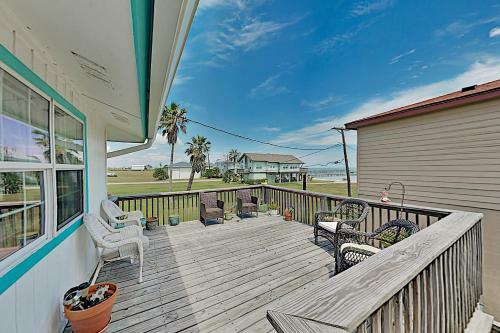 El Nanos Beach House - Remodeled Coastal Gem Home