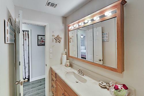 El Nanos Beach House - Remodeled Coastal Gem Home