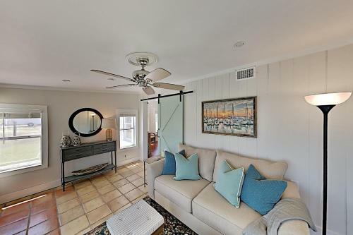 Charming Downtown Getaway With Spacious Interior Home