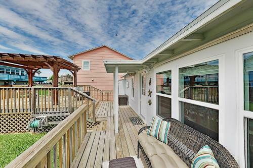 Charming Downtown Getaway With Spacious Interior Home