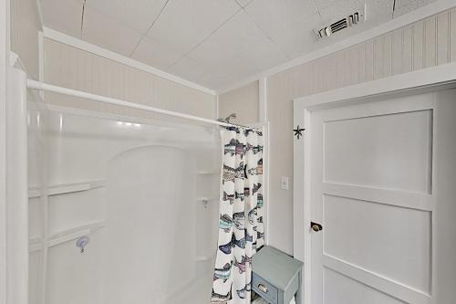 Charming Downtown Getaway With Spacious Interior Home