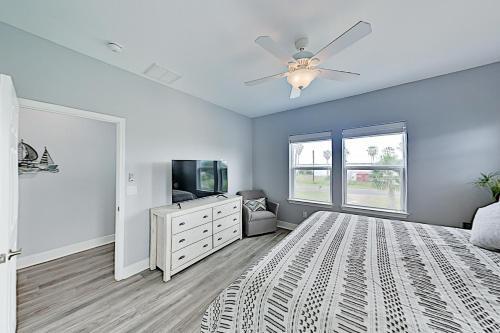 New Waterfront Home - Salt Lake & Copano Bay Views! Home