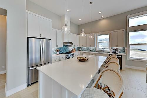 Waterfront Luxury - Private Dock & Outdoor Kitchen Home