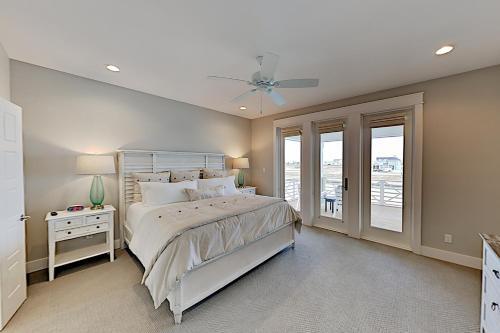 Waterfront Luxury - Private Dock & Outdoor Kitchen Home