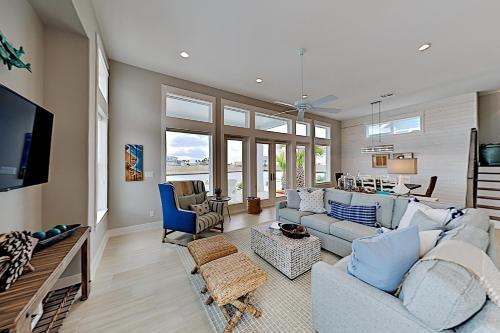 Waterfront Luxury - Private Dock & Outdoor Kitchen Home